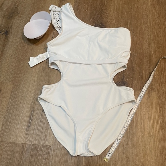 Boohoo White One Shoulder Ruffle Swimsuit, Size 6 - Picture 8 of 10